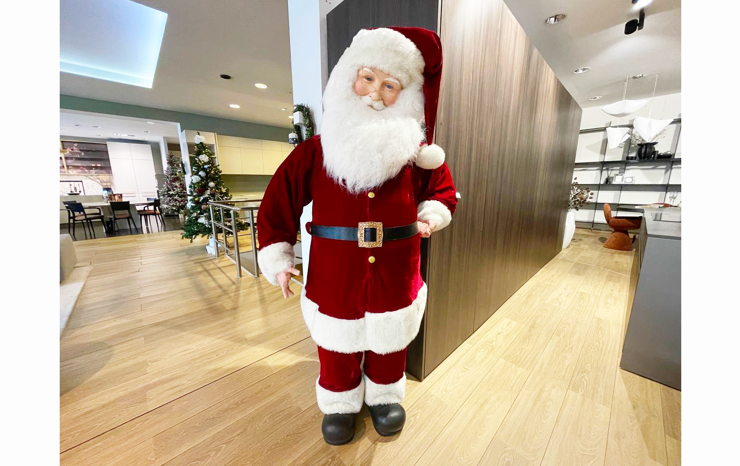 Новогодняя ростовая фигура Санта-Клаус от GOODWILL