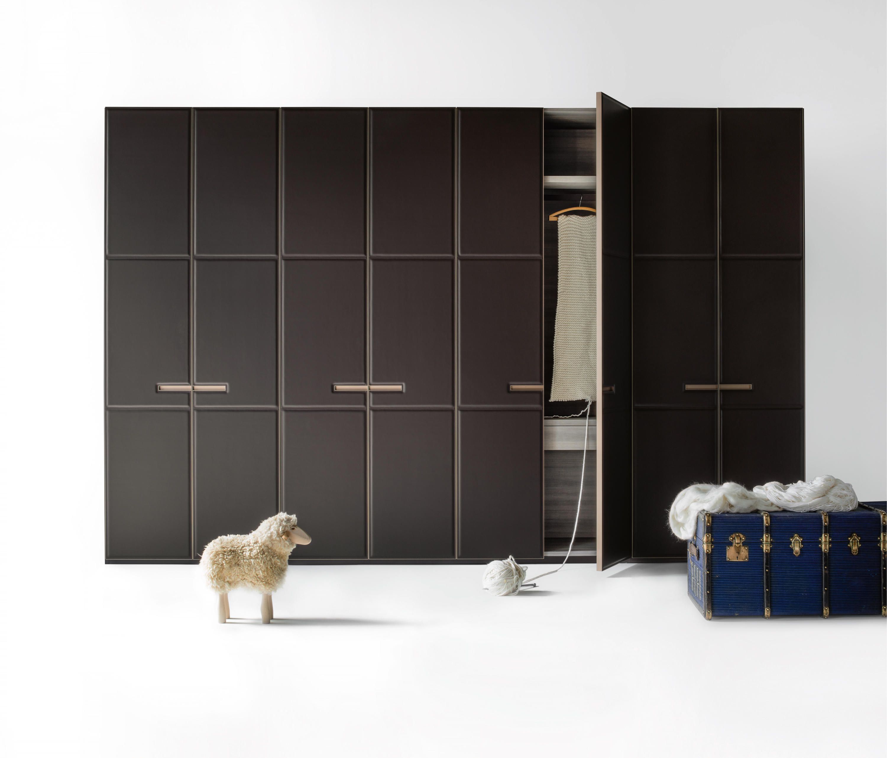 Распашные шкафы WARM от Lema